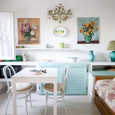 Comfy Flat W/ Pool, Tennis Court & Private Beach!