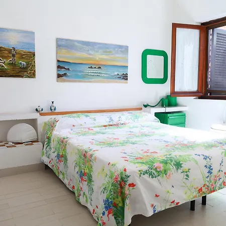 Comfy Flat W/ Pool, Tennis Court & Private Beach!