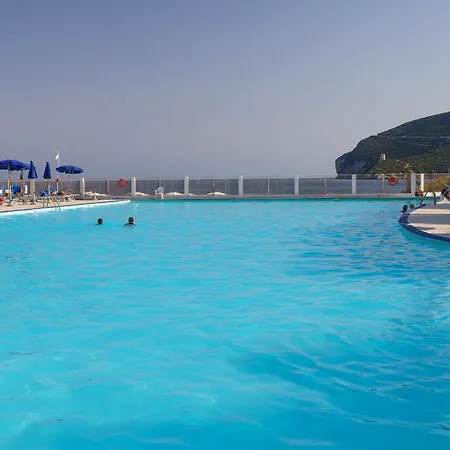 Comfy Flat W/ Pool, Tennis Court & Private Beach! Apartment *