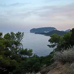 Guesthost - Comfy Flat W Pool, Tennis Court & Private Beach! Apartman