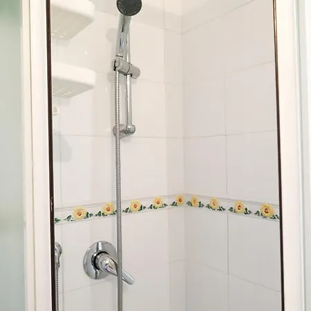 Guesthost - Comfy Flat W Pool, Tennis Court & Private Beach! *