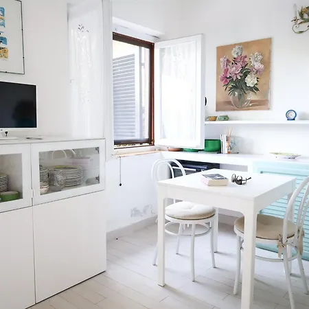 Guesthost - Comfy Flat W Pool, Tennis Court & Private Beach!