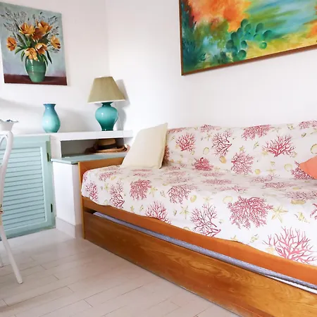 Guesthost - Comfy Flat W Pool, Tennis Court & Private Beach! 公寓